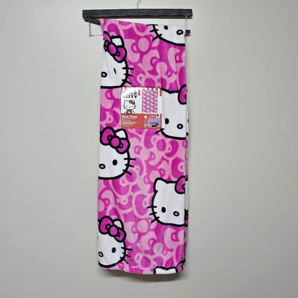 NWT HELLO KITTY SANRIO AUTHENTIC PINK‎ PLUSH THROW BLANKET 50
